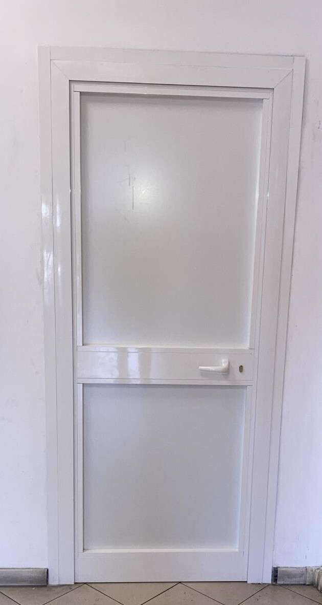 Porta interna bianca con ampio pannello in vetro satinato